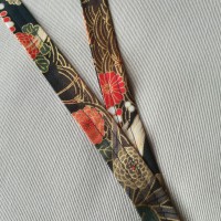 Porta llaves de cuello en tela japonesa flor dorada