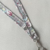 Porta llaves  de cuello de rosas gris Porta llaves  de cuello de rosas gris