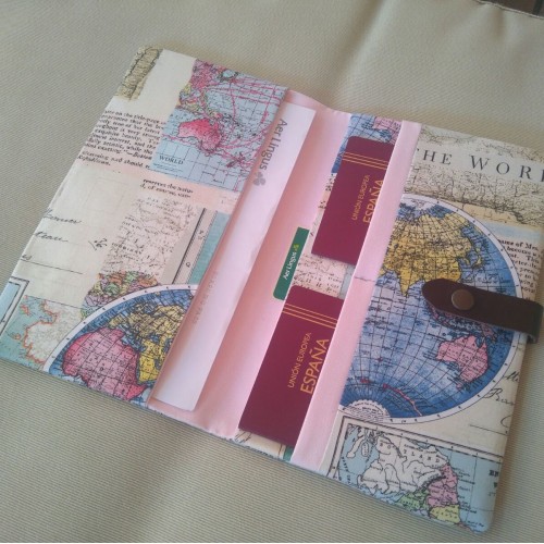 Portadocumentos mapamundi colorido (interior rosa) - from category Viajeros  (Sitges & Stitches)